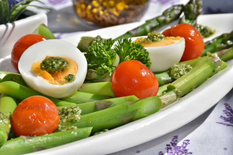 Вкусные весенние салаты 🥗, приготовленные из сезонных овощей 🥕 и фруктов 🥝 ...