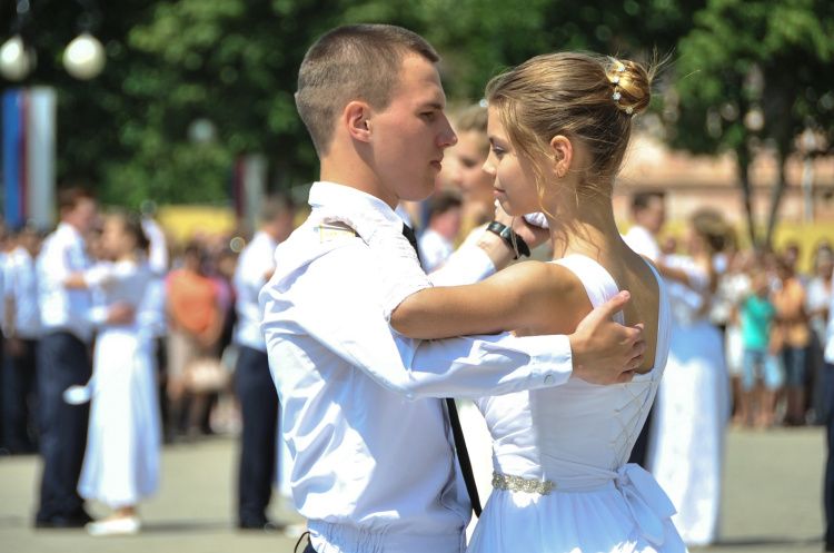 Есть ли выпускной в 9. Выпускной вечер. Выпускной вечер в школе. Выпускной 23. Все только начинается выпускной.