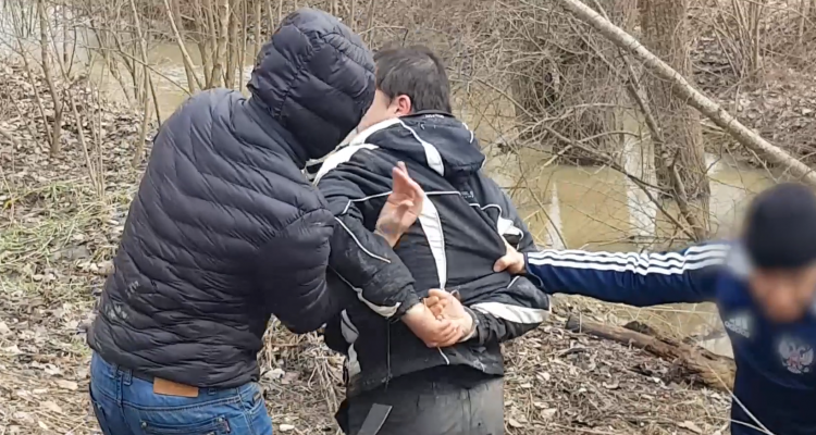 Поймана и связана видео. Полиция в лесу. Аброр Шоввоз божаларим мужик.