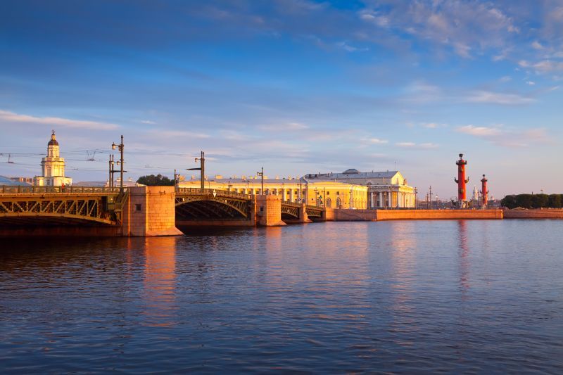 view-saint-petersburg-palace-bridge.jpg