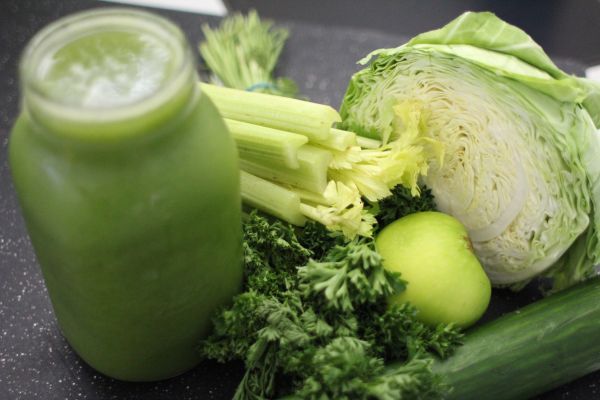 green_juice_cabbage_apple_green_celery_parsley_juicing_mason_jar-877943.jpeg