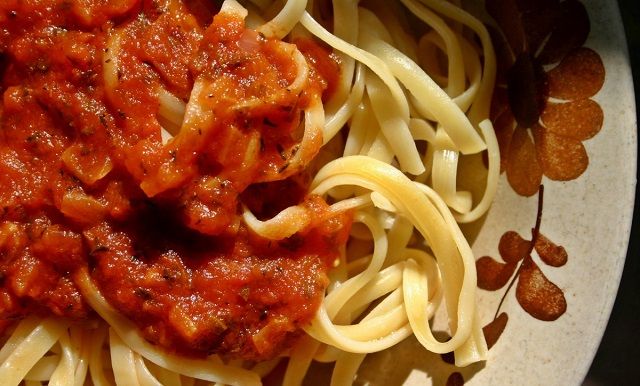 pasta_noodles_tomato_sauce_eat_food_carbohydrates_court_cook-1332232.jpg