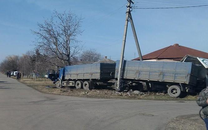 Рп5 нехаевский волгоградская. ДТП Газель Курганинский район. Авария с газелью и КАМАЗОМ В Брюховецкой. Станица Октябрьская Краснодарский ДТП фура. Станица Октябрьская Краснодарский ДТП.