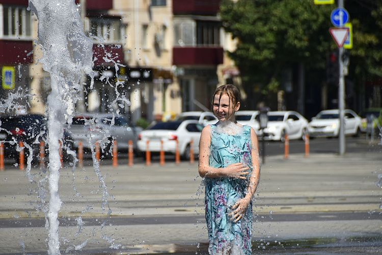 Работа на улице в жаркую погоду. Жара на улице. Девушки в жару на улицах. Жара в Краснодаре. Открытка жара на улице.