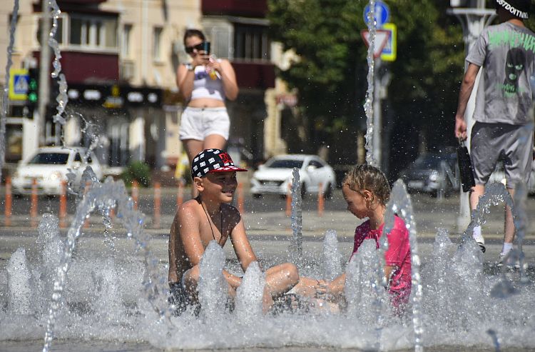 Работа на улице в жаркую погоду. Жара на улице. Девушки в жару на улицах. Жарко на улице. Жара в Краснодаре.